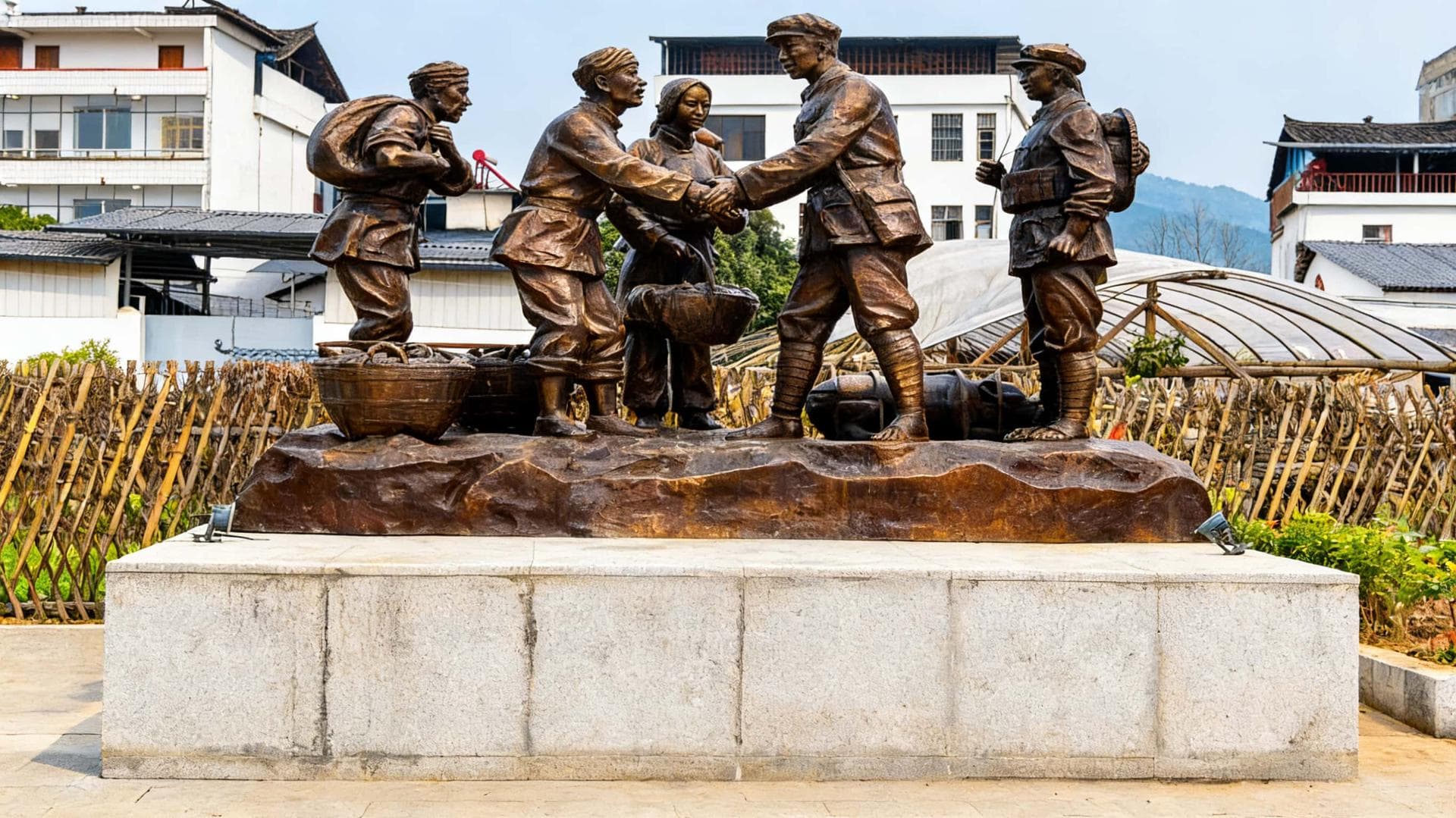 乡村场景中的铸铜军民互助主题雕塑
