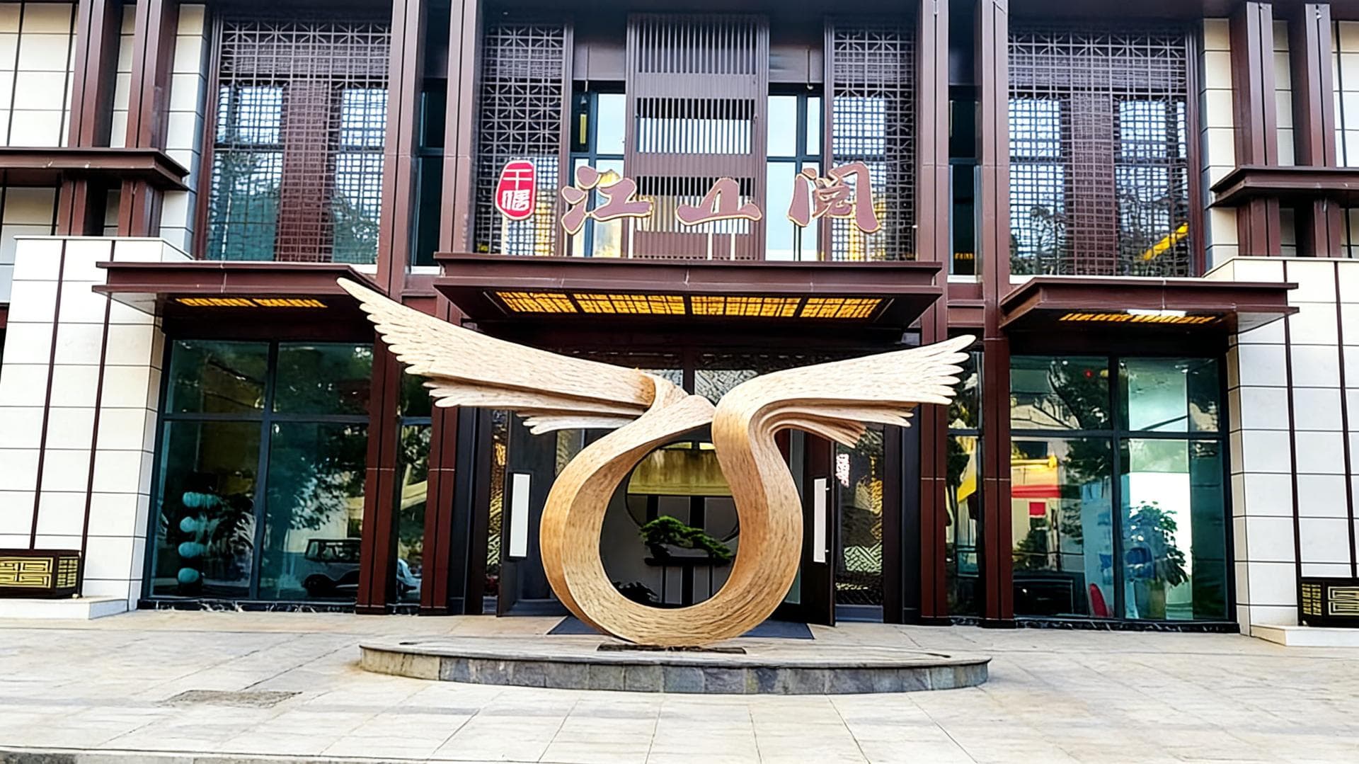 凤凰金属酒店入口 凤凰雕塑建筑外观