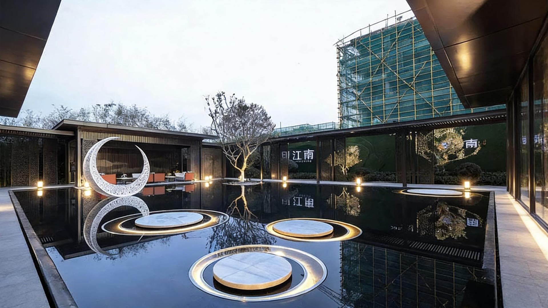 不锈钢月牙雕塑置于水景庭院