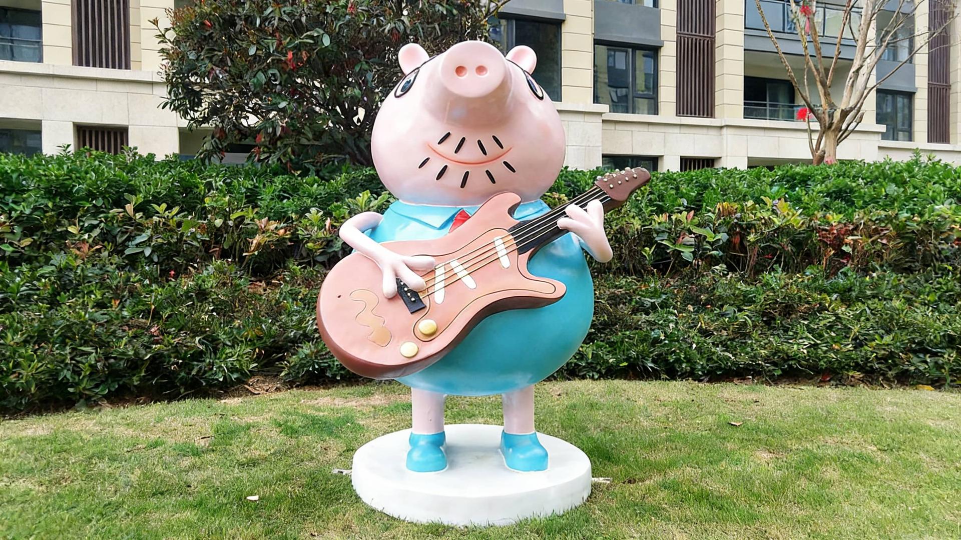 Peppa Pig雕像 拿吉他 草坪景观