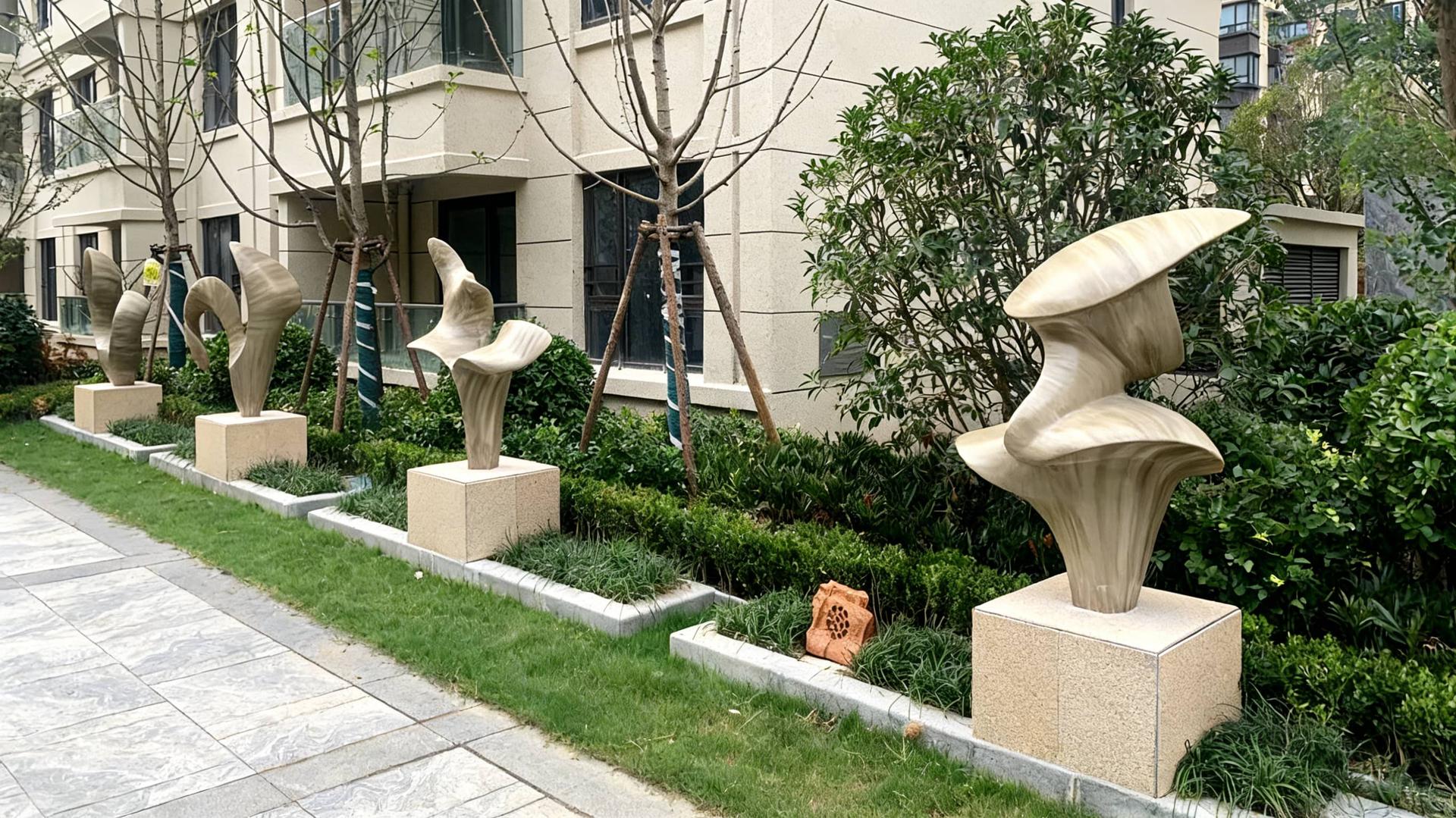 住宅小区入口处的玻璃钢抽象雕塑群